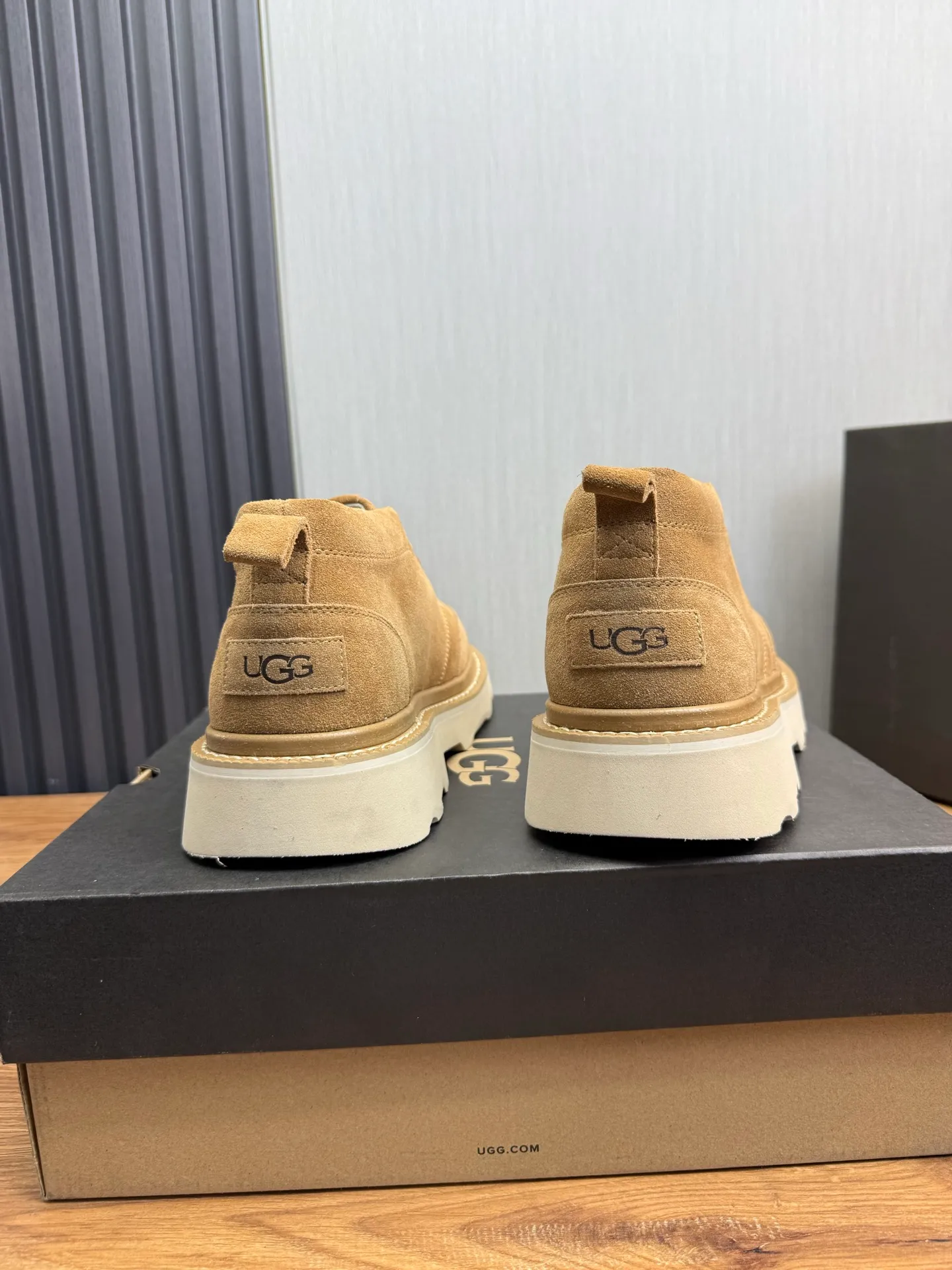 Men's shoes 💰620💰 New UGG fur integrated men's simple and fashionable snow boots. The most worth buying at the end of this year are warm casual shoes. Whether you are out and about at home, their comfortable and warm performance will be your most suitable fashion companion! The material is cowhide upper and imported wool is used inside. Warm and comfortable! The eva+ rubber patch outsole is cushioned, non-slip and wear-resistant, and has good elasticity. It is light and wear-resistant, comfortable and soft, and the new simple cut is more fashionable. It has both practicality and fashion sense, so you no longer have to worry about how to match it in winter, while still maintaining your fashionable taste. High-quality genuine wool. Look at the details for the material! Size: 39-40-41-42-43-44-44 sneaker size